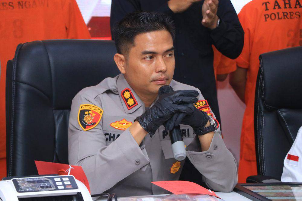 Kapolres Ngawi, AKBP Charles Pandapotan Tampubolon, dalam konferensi pers. IDN Times/ Humas Polres Ngawi.