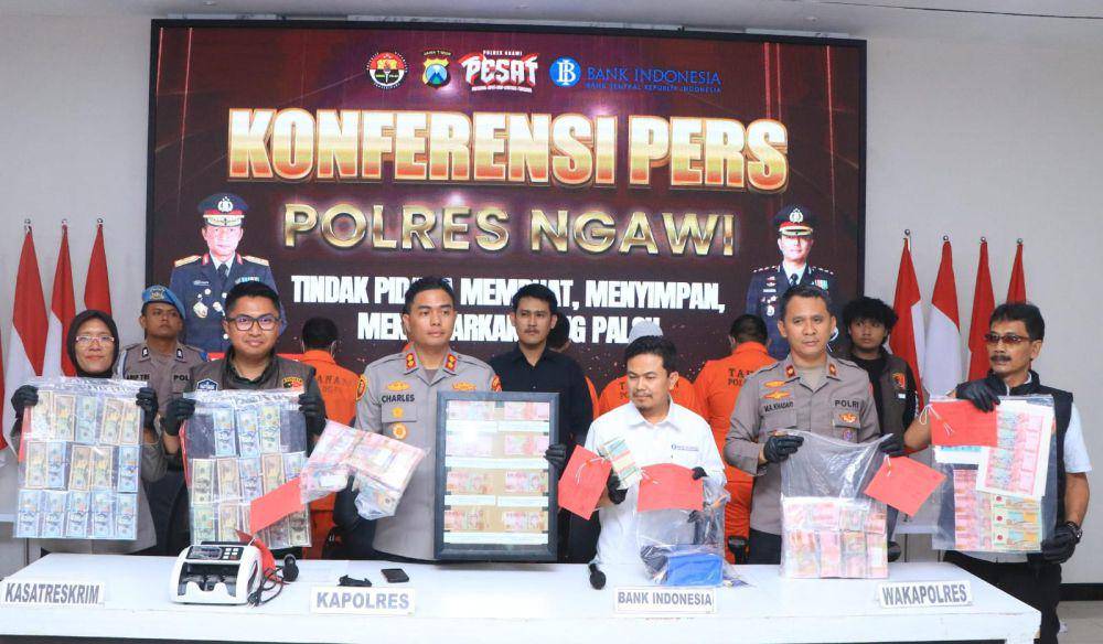 Edarkan uang palsu, 5 orang ditangkap, dua diantaranya kades aktif di Ngawi. IDN Times/ Humas Polres Ngawi.