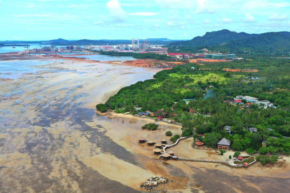 Kawasan pariwisata eksisting di pesisir Bintan Timur terdampak pengembangan kawasan PSN Toapaya di PT Bintan Alumina Indonesia (Dok: Forum Pelaku Pariwisata di Kawasan Pantai Timur Pulau Bintan)