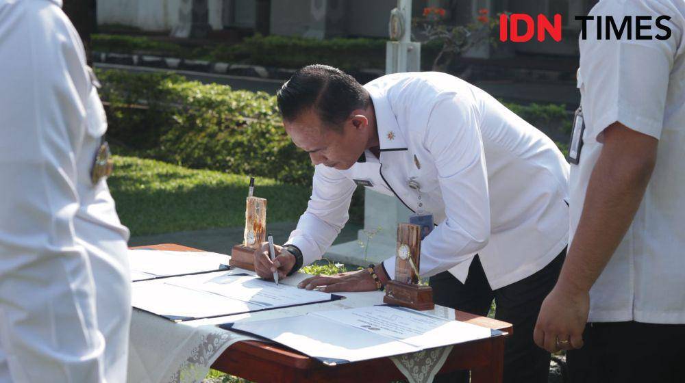 Kepala Lapas Kedungpane Semarang Fonika Affandi saat menandatangani deklarasi anti narkoba dan peredaran handphone di lapasnya. (IDN Times/Dok Humas Lapas Kedungpane Semarang)