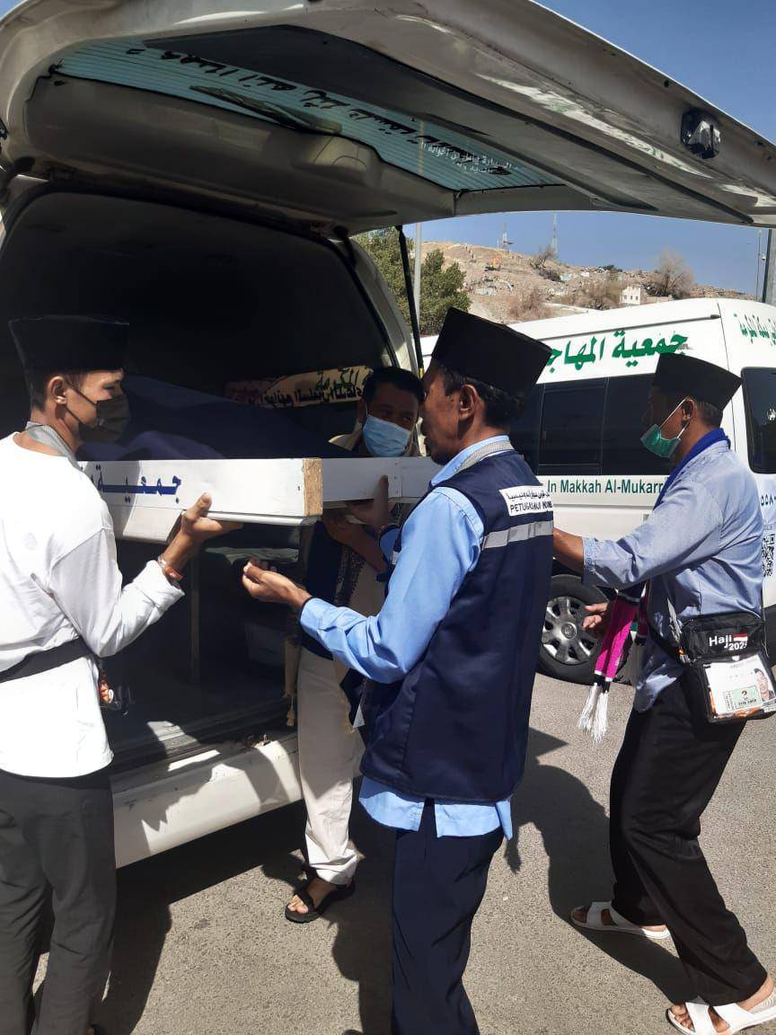 Jenazah jemaah calon haji asal Sumbawa saat dibawa menggunakan ambulans untuk proses pemakaman. (dok. Istimewa)