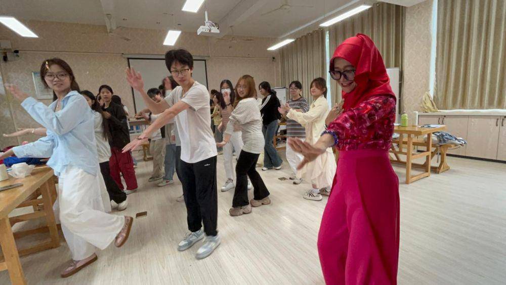 Menari juga ditunjukkan Wati Istanti saat mengajari mahasiswa Fujian tentang ragam budaya Indonesia. (IDN Times/Dokumentasi Wati Istanti)