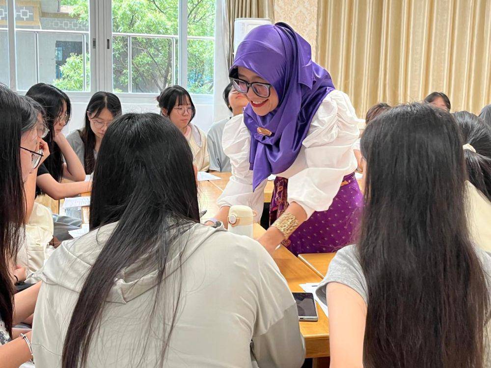 Wati mengajari mahasiswi Fujian dialek bahasa Indonesia dengan tata bahasa baku. (IDN Times/Dokumentasi Wati)