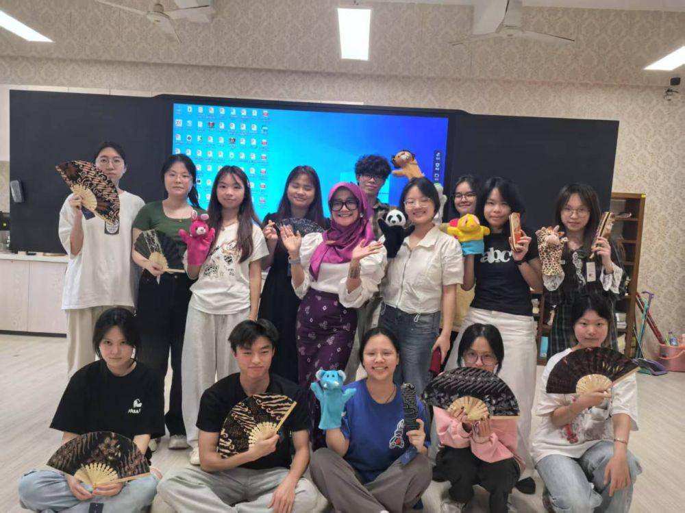 Wati Istanti foto bareng puluhan mahasiswa FPNU. (IDN Times/Dokumentasi Wati Istanti)