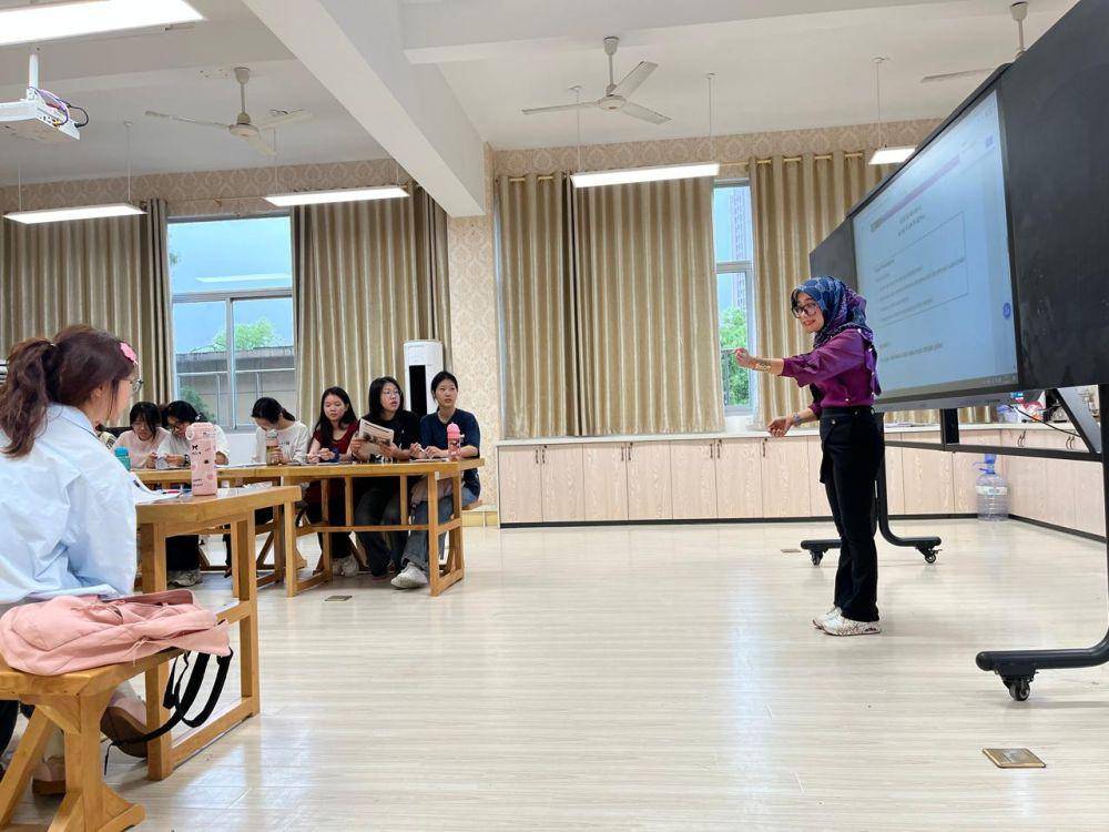 Di kampus Fujian Polytechnic Normal University (FPNU), Wati semula mengajar mata kuliah bahasa Indonesia yang ditujukan kepada para dosen, tenaga laboratorium dan para guru. (IDN Times/Dokumentasi Wati)
