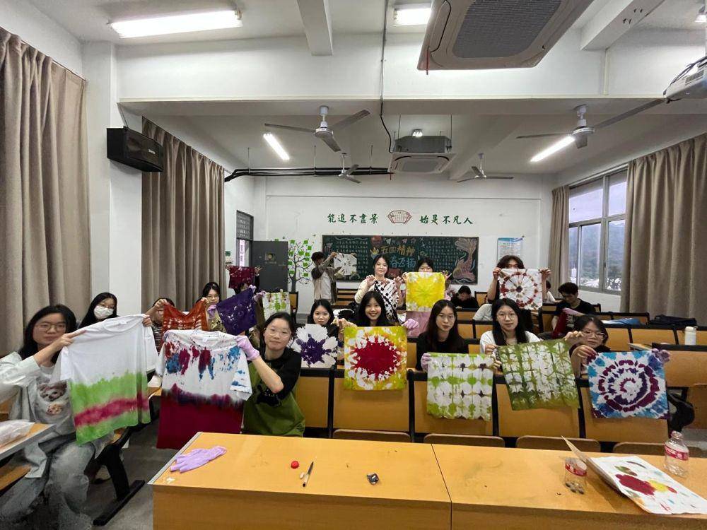 Wati Istanti juga tak lupa mengenalkan batik dan ragam corak kain khas Indonesia kepada mahasiswa Fujian. (IDN Times/Dokumentasi Wati Istanti)