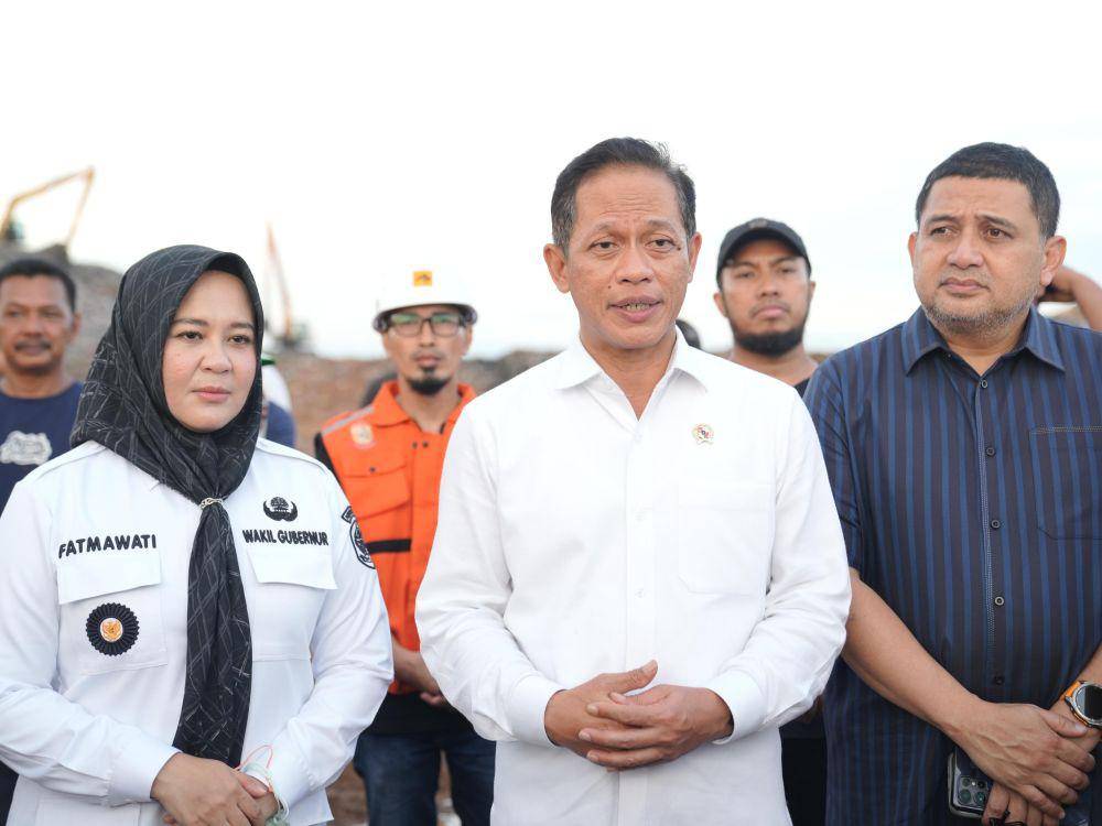 Menteri Lingkungan Hidup Hanif Faisol Nurofiq meninjau langsung kondisi TPA Tamangapa, Makassar, didampingi Wali Kota Munafri Arifuddin dan Wakil Gubernur Sulsel Fatmawati Rusdi, Jumat (30/5/2025). (Dok. Humas Pemkot Makassar)