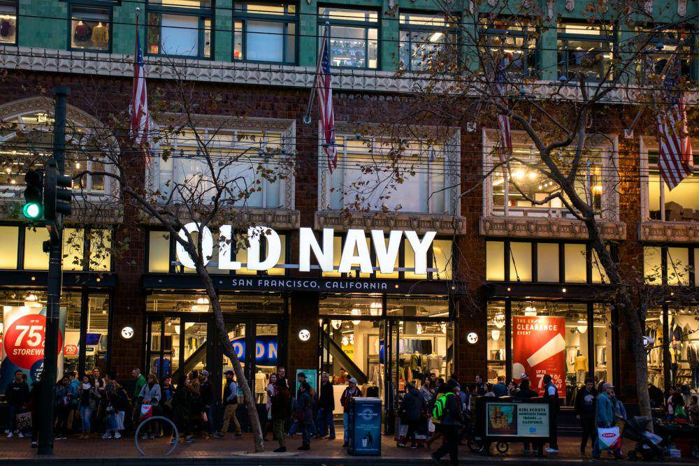 ilustrasi gerai Old Navy (unsplash.com/Alex Bierwagen)