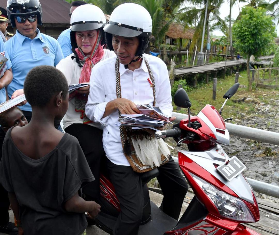 https://cdn.idntimes.com/content-images/post/20180414/jokowi-20-1aba8d7a614dd5d7b55c91a1f5904368.jpg