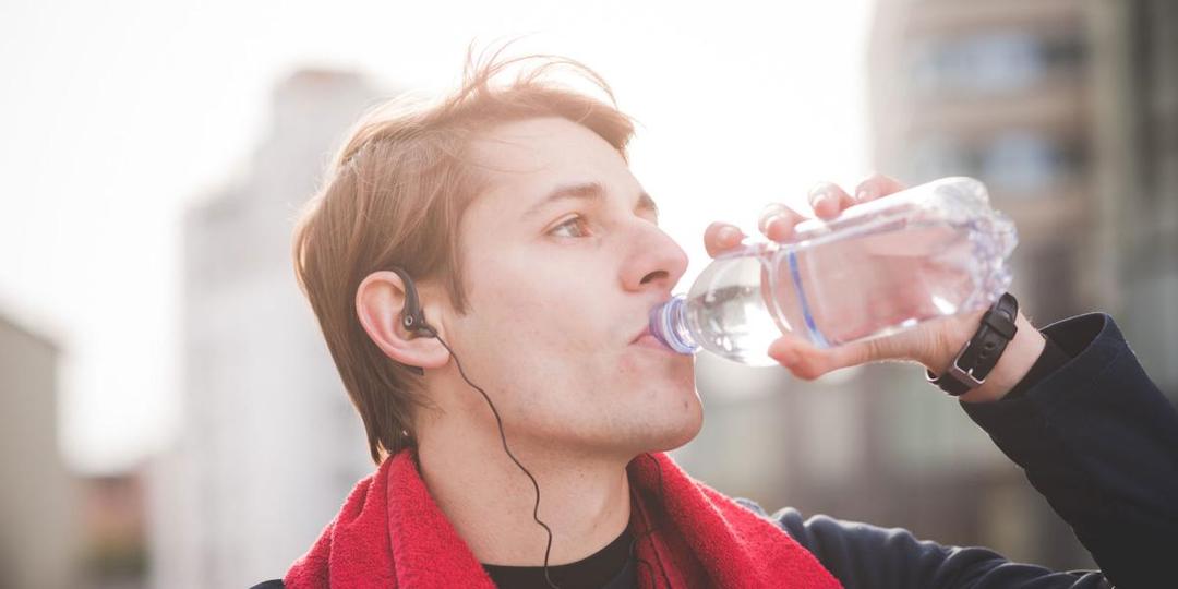 https://cdn.idntimes.com/content-images/post/20180119/landscape-1445905567-g-bottled-water-558946547-38276ba527aff652e3a312d4d3088021.jpg