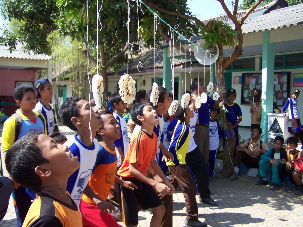 http://cdn.idntimes.com/content-images/post/20160812/makan-krupuk-6ab31bdd58262cb8f289af252226fdc1.jpg