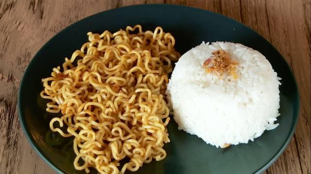 https://cdn.idntimes.com/content-images/post/20170914/mie-pake-nasi-c3c84d4b17cbd06697bac5428cb4e7c4.jpg