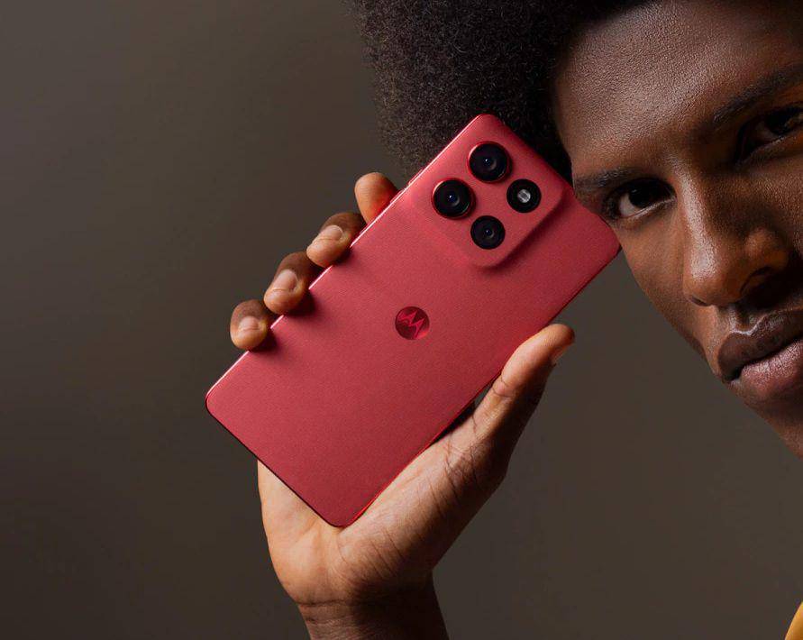 Seseorang memegang Motorola Moto G86 warna pantone chrysanthenum. (motorola.com)