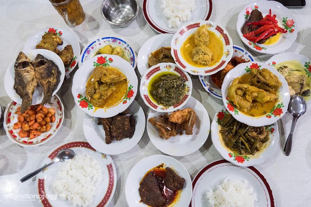 https://cdn.idntimes.com/content-images/post/20180227/nasi-padang-enak-di-jakarta-be3173764a9aa1dde8db28719405c895.jpg