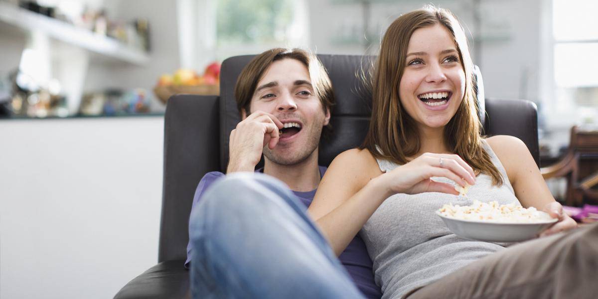 https://cdn.idntimes.com/content-images/post/20170916/o-couple-watching-movie-facebook-4b037d5a4b0f8080cc797dfe5fabf4ca.jpg