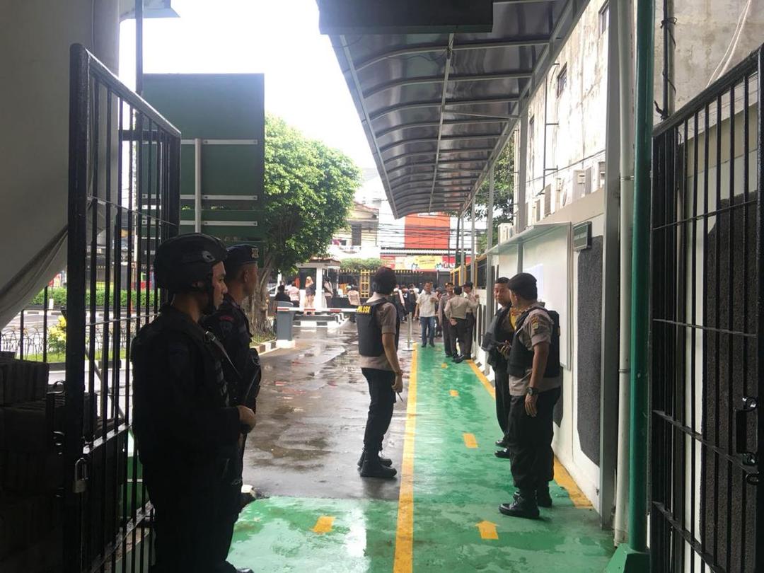 https://cdn.idntimes.com/content-images/post/20180525/pengamanan-ruang-sidang-1-4febd02bed045730db4beb825b7eb028.jpeg
