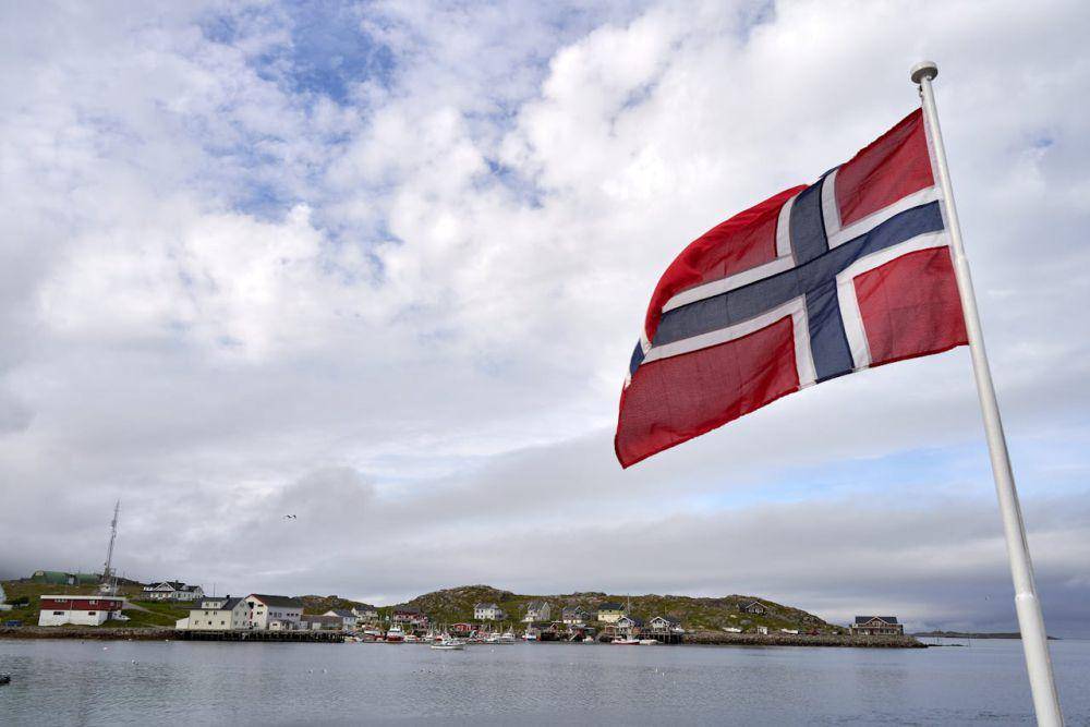 potret bendera Norwegia (pexels.com/Barnabas Davoti)
