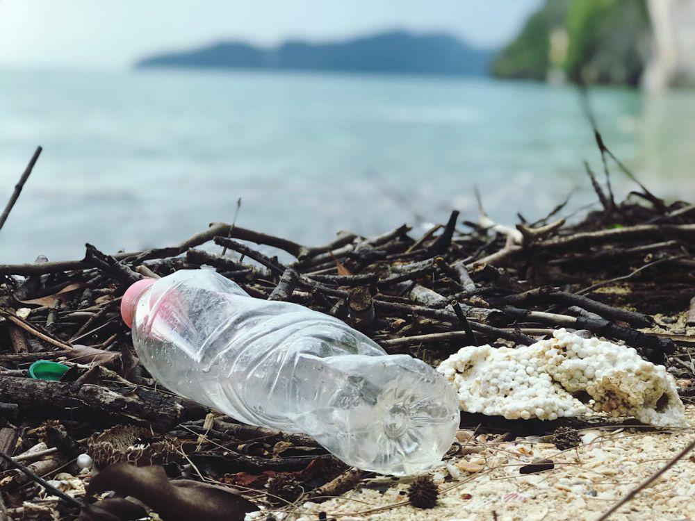 ilustrasi sampah plastik (pexels.com/Catherine Sheila)