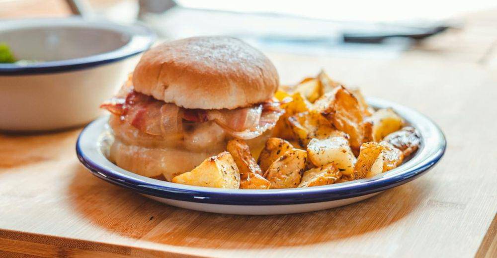 ilustrasi penyajian kentang spanyol (pexels.com/Enric Cruz López)