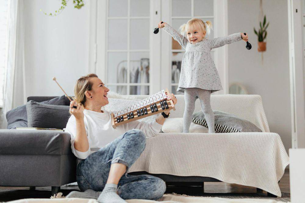 ilustrasi ibu dan anak sedang bermain (pexels.com/Photo By: Kaboompics.com)