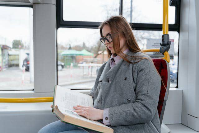 ilustrasi membaca di bus