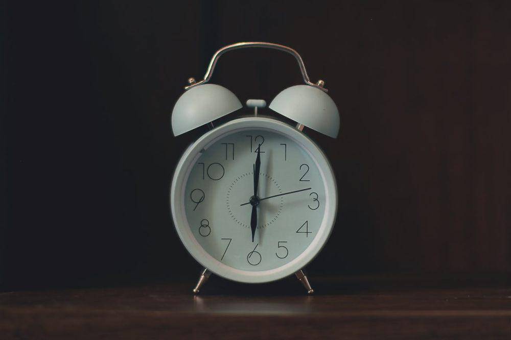 ilustrasi sebuah jam alarm (pexels.com/Nino Souza)