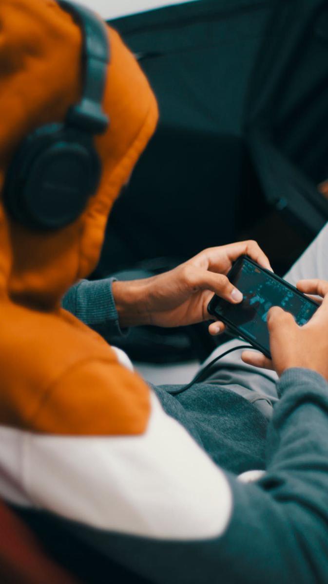 ilustrasi bermain game (pexels.com/josueladoopelegrin)