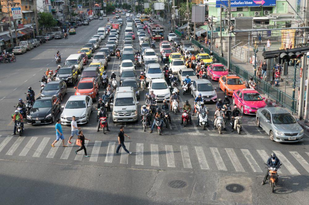 ilustrasi pejalan kaki menyebrang di zebra cross dekat lampu merah (pexels.com/Picas Joe)