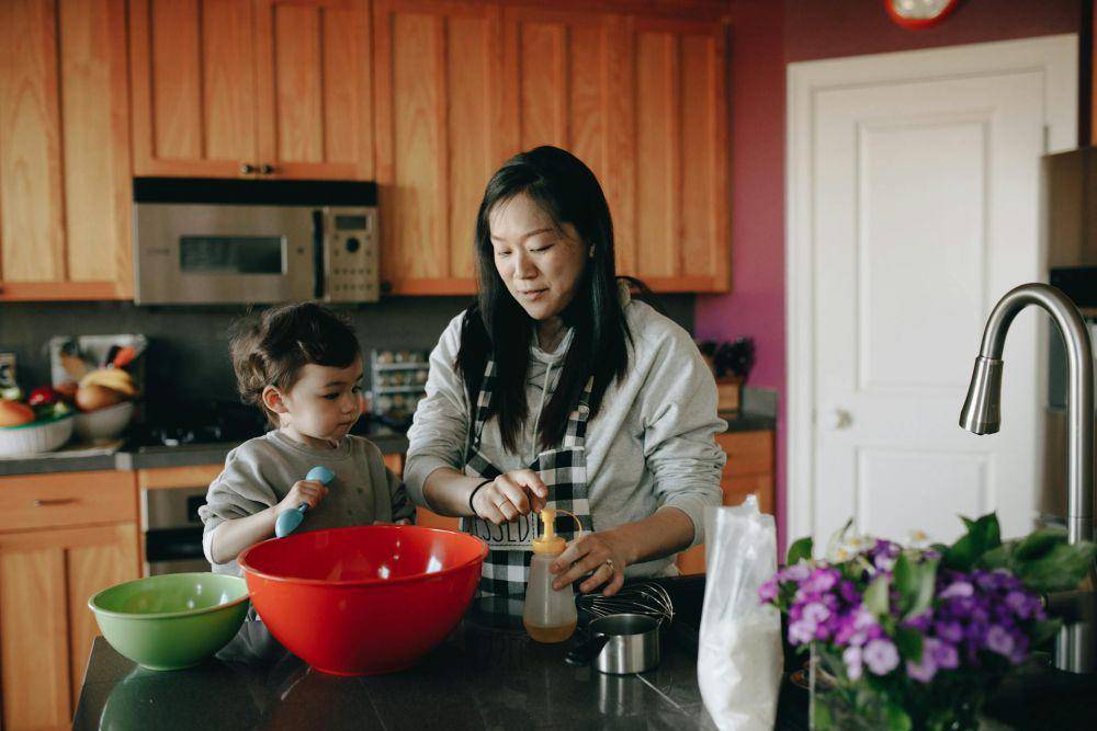 ilustrasi ibu dan anak di dapur (pexels.com/PNW Production)