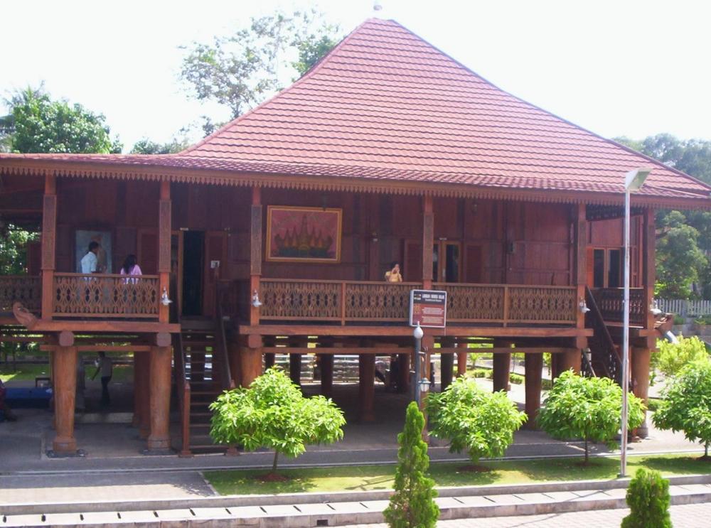 https://cdn.idntimes.com/content-images/post/20210217/ra1-rumah-adat-lampung-nuwow-sesar-ff5bf68d9a94555eea1b272297529dd7.png