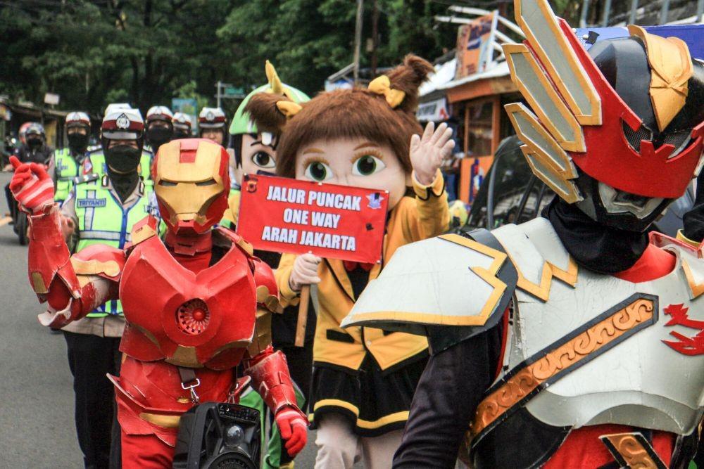 https://cdn.idntimes.com/content-images/post/20220507/rsz-1antarafoto-aksi-polwan-dan-badut-berikan-himabuan-di-jalur-puncak-060522-ysw-1-67c37c7af8174d879742bd7a7dcf2cde.jpg