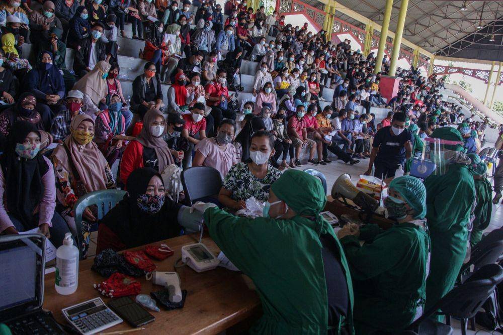 https://cdn.idntimes.com/content-images/post/20210628/rsz-1antarafoto-vaksinasi-massal-bagi-masyarakat-umum-di-palangkaraya-260621-mz-2-0150a833660451099400261e8dcda550.jpg