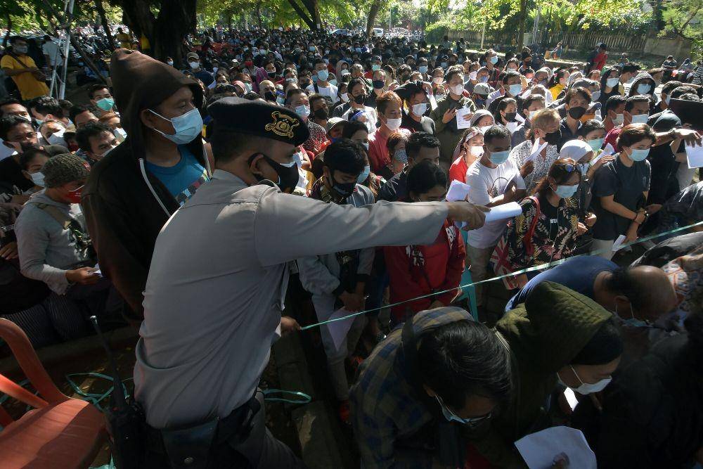 https://cdn.idntimes.com/content-images/post/20210628/rsz-antarafoto-antrean-vaksinasi-covid-19-bali-260621-nhw-1-e3a205b33c75de6e75fefbe2148a6887.jpg