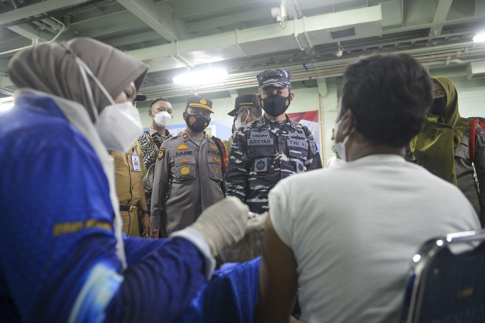 https://cdn.idntimes.com/content-images/post/20210726/rsz-antarafoto-operasi-serbuan-vaksin-masyarakat-kepulauan-seribu-230721-mrh-12-245484bf26d613a9dfdcd9387eeade1f.jpg