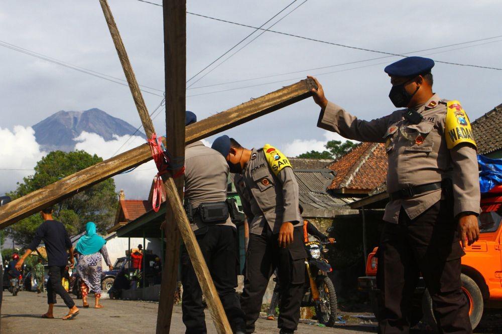 https://cdn.idntimes.com/content-images/post/20211209/rsz-antarafoto-penyekatan-jalur-menuju-lokasi-bencana-091221-abs-1-7caf0a94e471ff1b9ca77da254567ab9.jpg