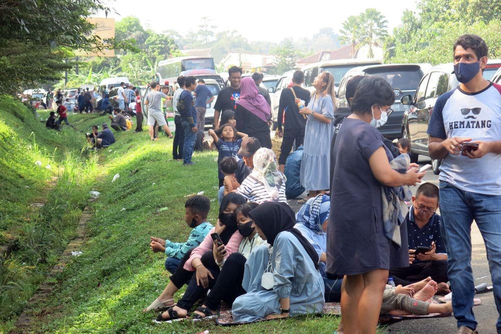 https://cdn.idntimes.com/content-images/post/20220507/rsz-antarafoto-wisatawan-terjebak-macet-050522-ysw-3-ca5401bcf92ad337f3906b3b716dc6cb.jpg