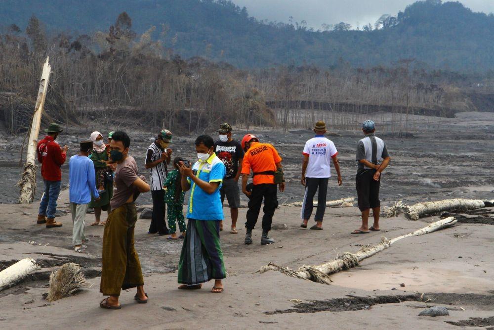 https://cdn.idntimes.com/content-images/post/20211209/rsz-antarafoto-wisatawan-tetap-nekat-mendekati-jalur-aliran-lahar-091221-abs-6-92cc2519c690dd5587c34bbbfdb1ffb3.jpg