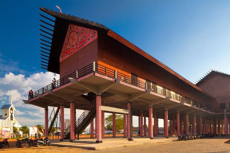 https://cdn.idntimes.com/content-images/post/20170816/rumah-adat-kalimantan-barat-3-e9da82feac88ff6181ccea4df81f769c.jpg