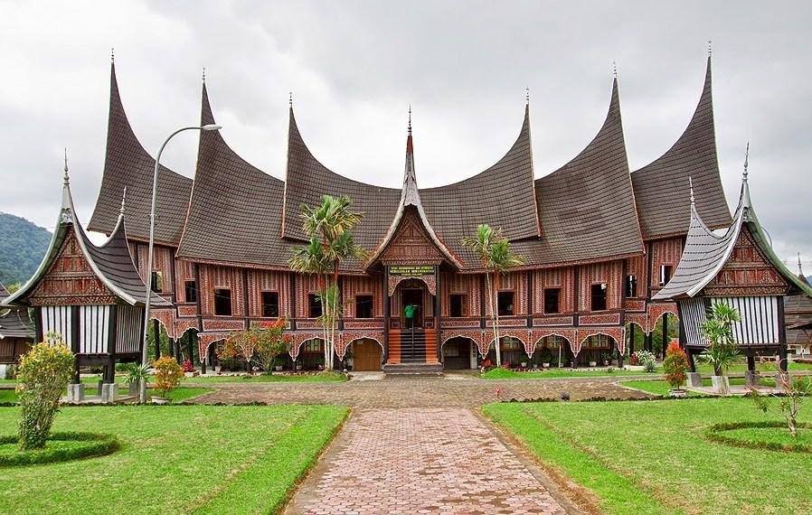 https://cdn.idntimes.com/content-images/post/20170816/rumah-adat-minangkabau-7322ea90a557b2cdd6d89f62c9ca59db.jpg