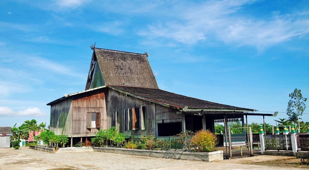 https://cdn.idntimes.com/content-images/post/20170816/rumah-banjar-yang-menggunakan-atap-bubungan-tinggi-dinamakan-rumah-bubungan-tinggi-a5ba8c4e94e400d921078aba734e8a08.jpg