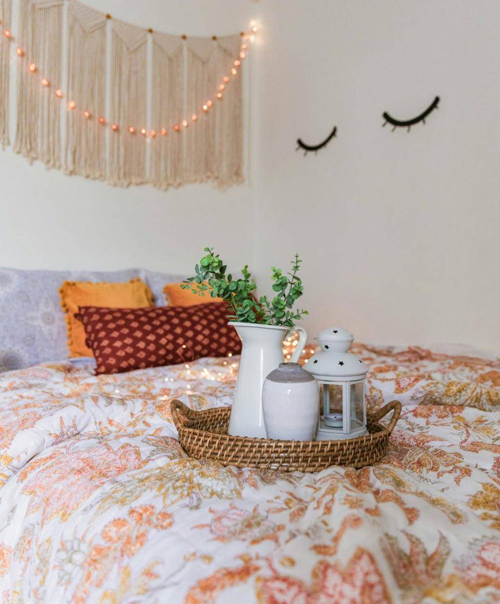 ilustrasi dekorasi macrame di kamar tidur (unsplash.com/Shashi Chaturvedula)