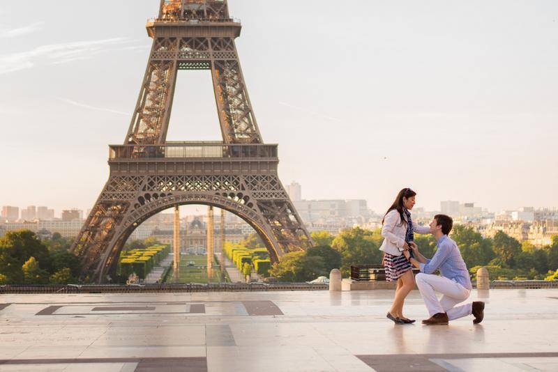 https://cdn.idntimes.com/content-images/post/20170915/sunrise-paris-proposal-at-the-eiffel-tower-in-paris-f582238ec6d2cf6c724025bdbf78b4c4.jpg