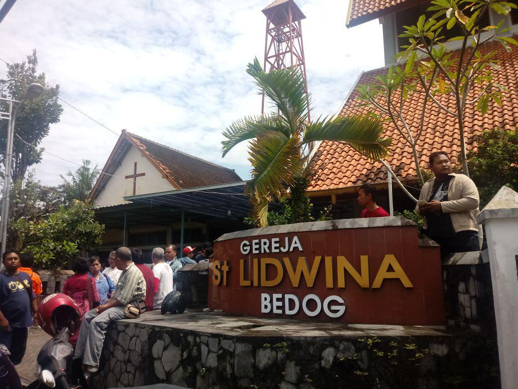 https://cdn.idntimes.com/content-images/post/20180211/teror-gereja-st-lidwina-3-07fbd3f0aab6b3de64af24bd4b492401.jpeg
