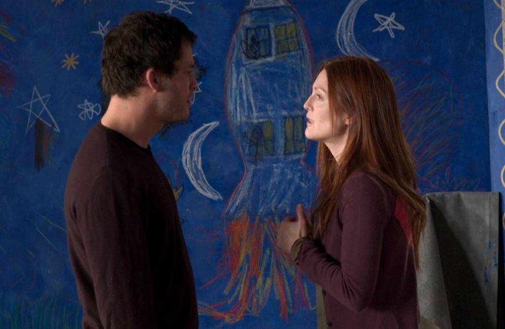 https://cdn.idntimes.com/content-images/post/20171219/the-forgotten-julianne-moore-immagini-dal-film-33-big-cc4aa377ba3addbfb4f57adee06525b0.jpg