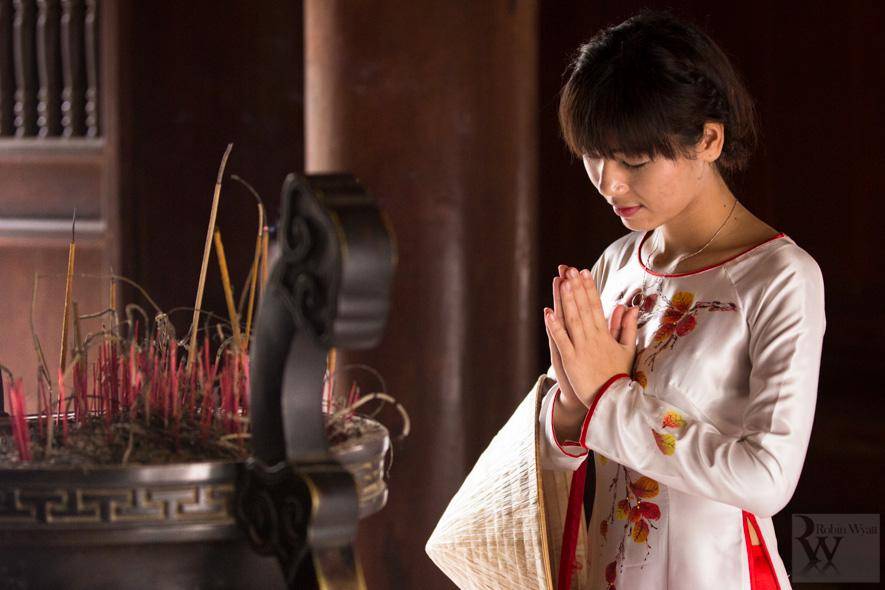 https://cdn.idntimes.com/content-images/post/20170724/travel-photographer-tourism-vietnam-hanoi-culture-religion-van-mieu-temple-of-literature-woman-student-prayer-ao-dai-30214-86065de9b6238f320b64d4ac03cdae87.jpg