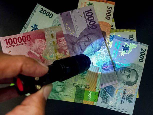 Uang kertas Rupiah di bawah Lampu Sinar UV (iStock/Yorl Melrizan)