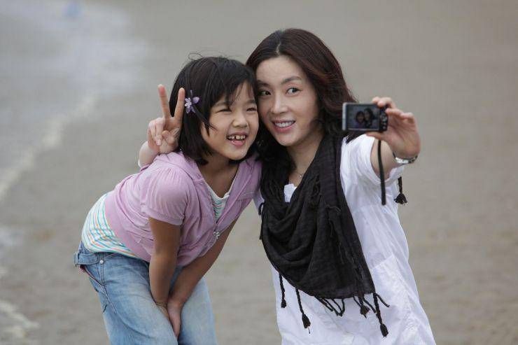 https://cdn.idntimes.com/content-images/post/20171219/wedding-dress-the-korea-movie-2010-7-c16056c3d2d854f3fb555fedf08f1d34.jpg