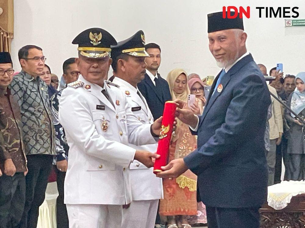 Gubernur Sumbar menyerahkan SK Bupati Pasaman (Foto: IDN Times/Halbert Caniago)