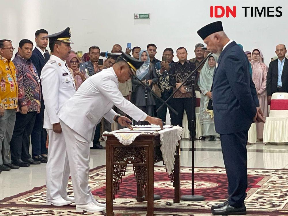 Bupati Pasaman menandatangani SK yang diberikan (Foto: IDN Times/Halbert Caniago)