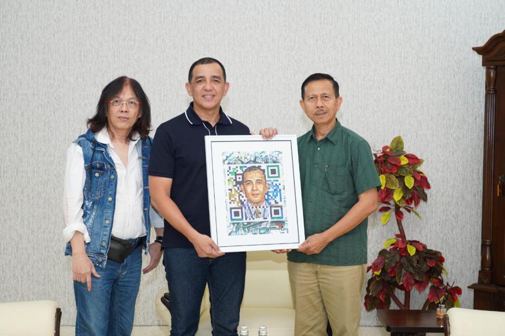 Kawoong Innovation Berikan Lukisan QR Art ke Pangdam V Brawijaya